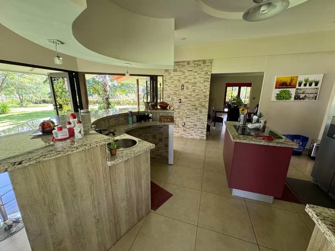 Se VENDE CASA AMOBLADA en Valle Azul, San Ramón de Alajuela