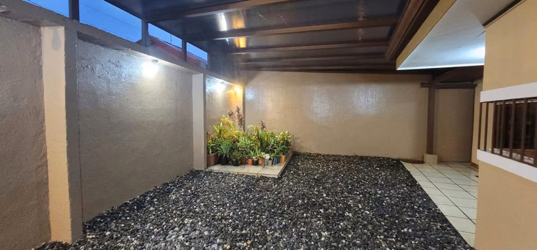 CASA 5 HABITACIONES USO SUELO MIXTO VENTA LA LIMA CARTAGO COD JV487