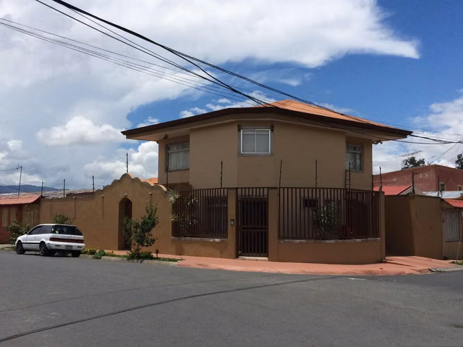 CASA 5 HABITACIONES USO SUELO MIXTO VENTA LA LIMA CARTAGO COD JV487