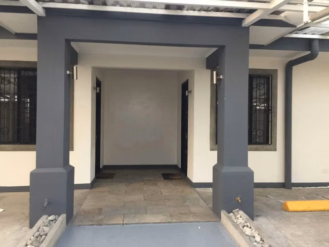 REBAJADA!!!!  Casas duplex de un piso, uso mixto, a la venta en Guadalpe - Imagen 3