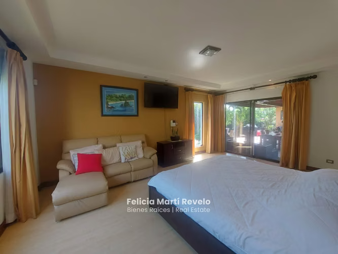 Casa de 1 nivel con jardín perimetral en exclusivo condominio en Santa Ana