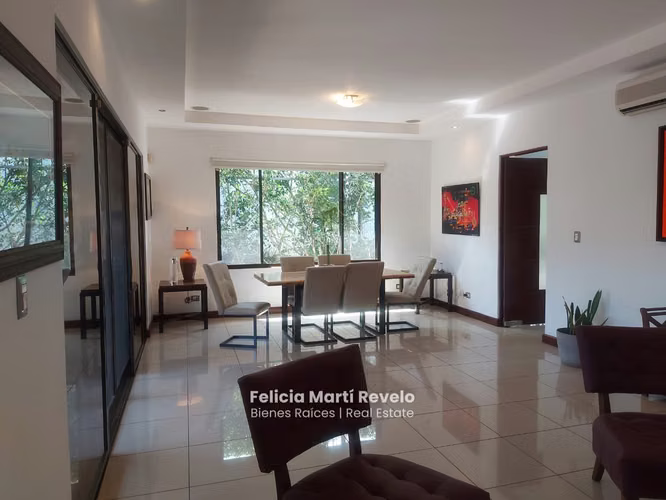 Casa de 1 nivel con jardín perimetral en exclusivo condominio en Santa Ana