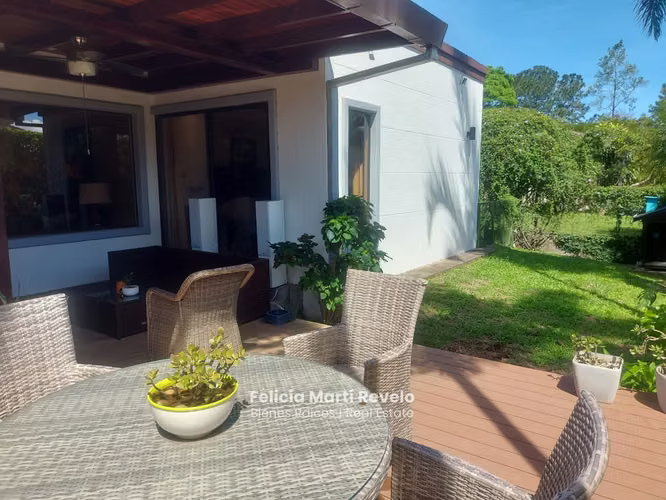 Casa de 1 nivel con jardín perimetral en exclusivo condominio en Santa Ana