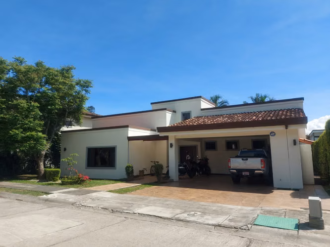 1 level house with perimeter garden in exclusive condominium in Santa Ana