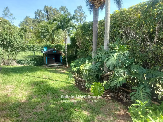 Casa de 1 nivel con jardín perimetral en exclusivo condominio en Santa Ana