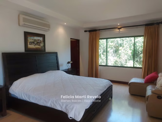 Casa de 1 nivel con jardín perimetral en exclusivo condominio en Santa Ana