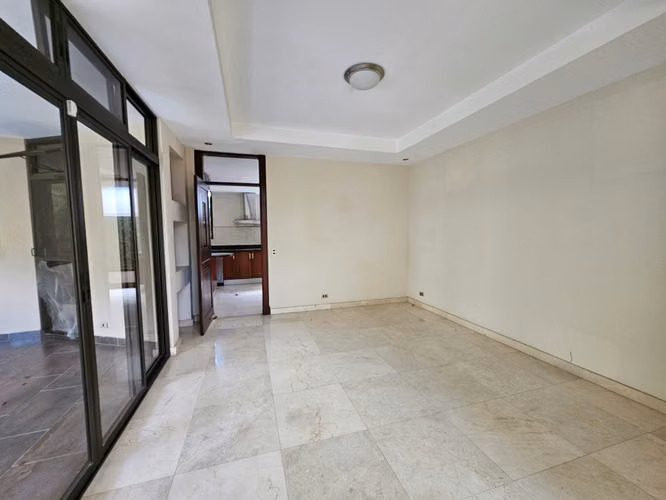 Lujosa Casa en Valle del Sol, Lindora, Santa Ana…5 cuartos y 5,5 baños