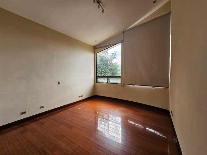 Lujosa Casa en Valle del Sol, Lindora, Santa Ana…5 cuartos y 5,5 baños
