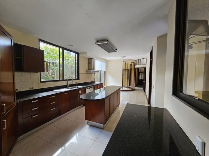 Lujosa Casa en Valle del Sol, Lindora, Santa Ana…5 cuartos y 5,5 baños