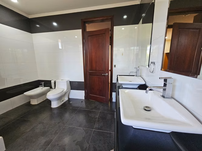 Lujosa Casa en Valle del Sol, Lindora, Santa Ana…5 cuartos y 5,5 baños