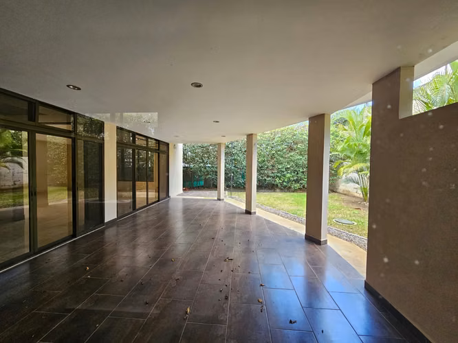 Lujosa Casa en Valle del Sol, Lindora, Santa Ana…5 cuartos y 5,5 baños