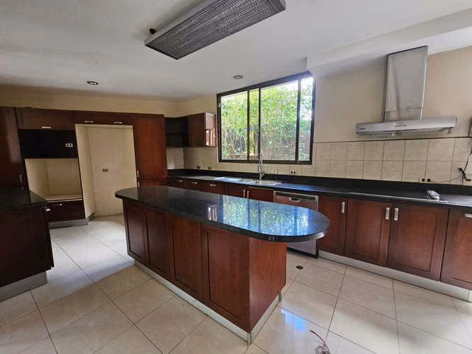 Lujosa Casa en Valle del Sol, Lindora, Santa Ana…5 cuartos y 5,5 baños