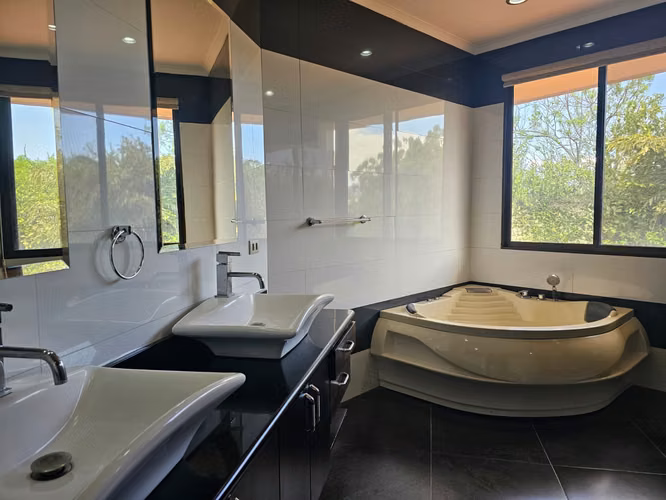 Lujosa Casa en Valle del Sol, Lindora, Santa Ana…5 cuartos y 5,5 baños