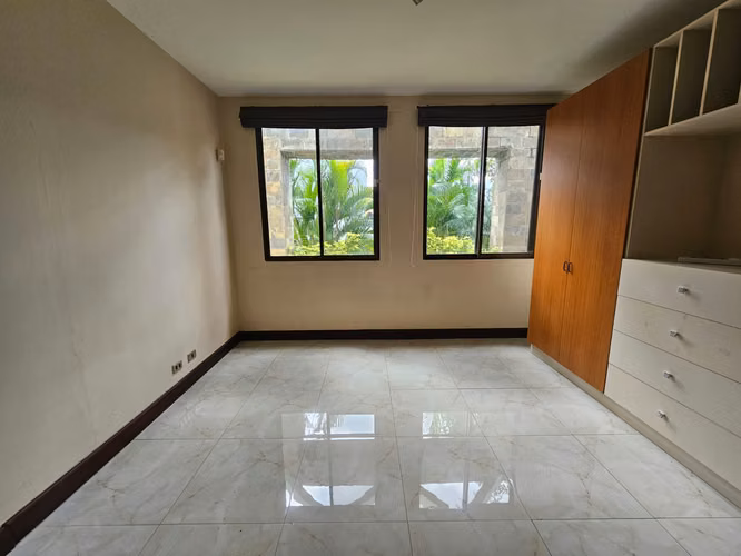 Lujosa Casa en Valle del Sol, Lindora, Santa Ana…5 cuartos y 5,5 baños