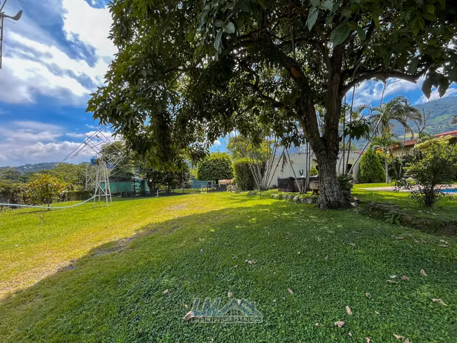 Venta. Santa Ana Centro. Propiedad resindecial con dos casas.