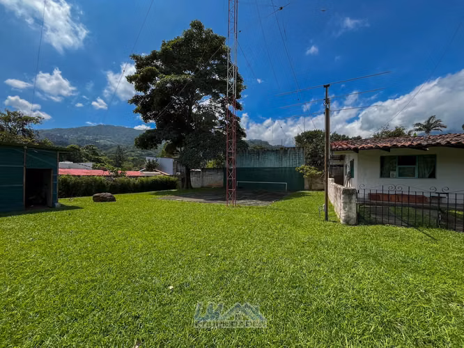 Venta. Santa Ana Centro. Propiedad resindecial con dos casas.