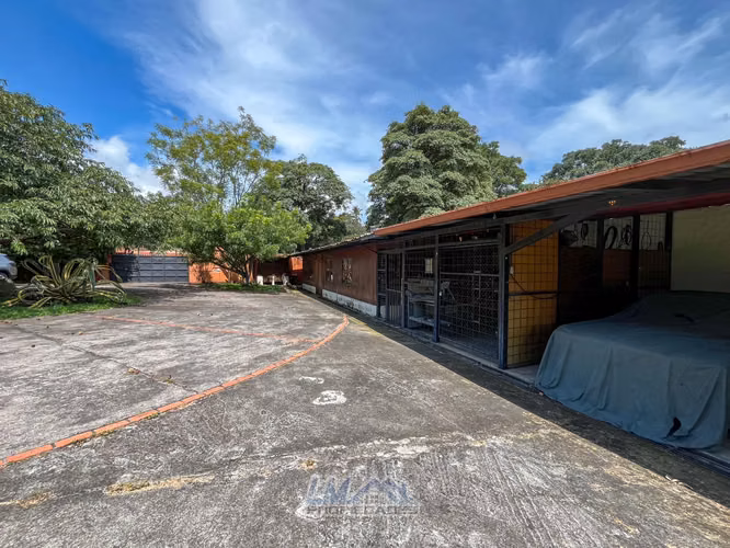 Venta. Santa Ana Centro. Propiedad resindecial con dos casas.