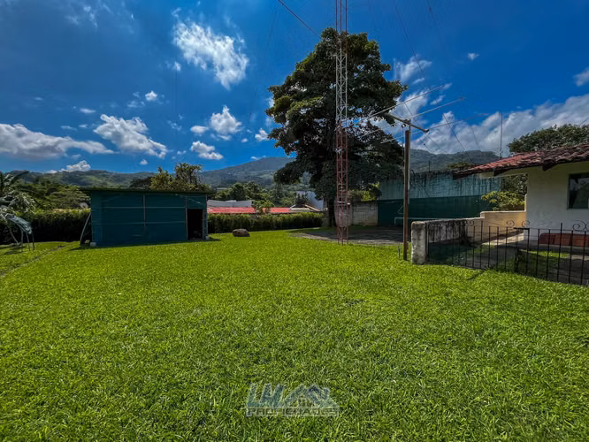 Venta. Santa Ana Centro. Propiedad resindecial con dos casas.