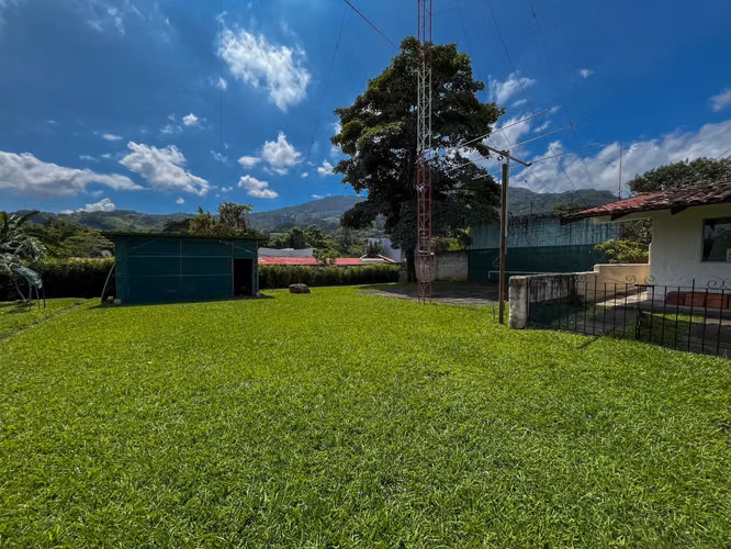 Venta. Santa Ana Centro. Propiedad resindecial con dos casas.