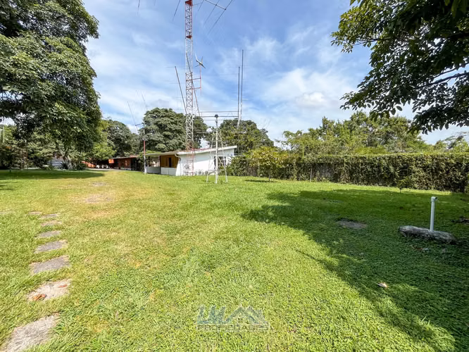Venta. Santa Ana Centro. Propiedad resindecial con dos casas.