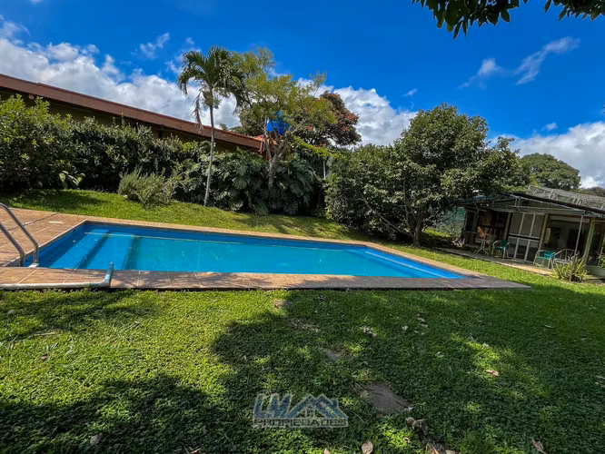 Venta. Santa Ana Centro. Propiedad resindecial con dos casas.