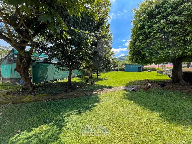 Venta. Santa Ana Centro. Propiedad resindecial con dos casas.