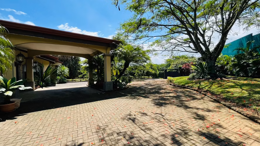 Venta. Ciudad Colón. Lujo, paz, hermosos jardines en una planta. - Imagen 7
