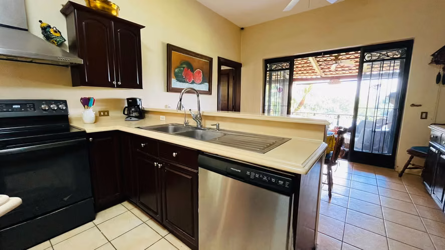 Venta. Ciudad Colón. Lujo, paz, hermosos jardines en una planta. - Imagen 12