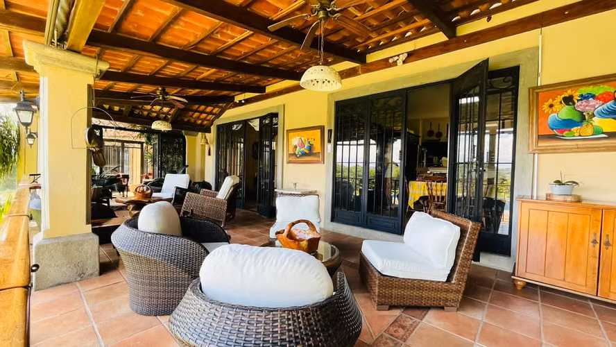 Venta. Ciudad Colón. Lujo, paz, hermosos jardines en una planta. - Imagen 10