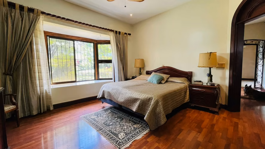Venta. Ciudad Colón. Lujo, paz, hermosos jardines en una planta. - Imagen 16