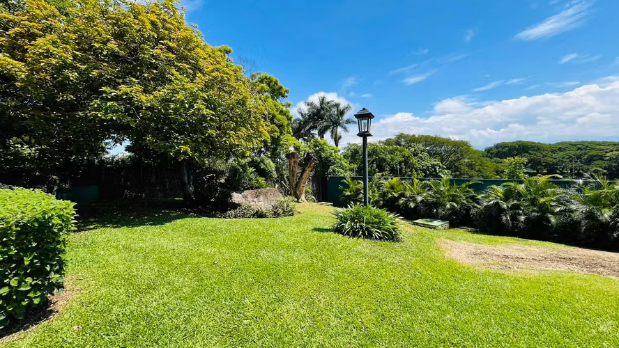 Venta. Ciudad Colón. Lujo, paz, hermosos jardines en una planta. - Imagen 3