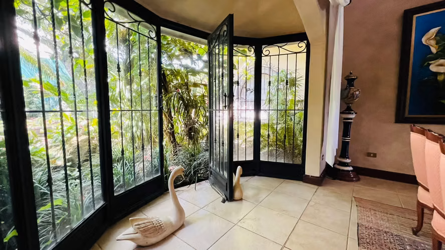 Venta. Ciudad Colón. Lujo, paz, hermosos jardines en una planta. - Imagen 9