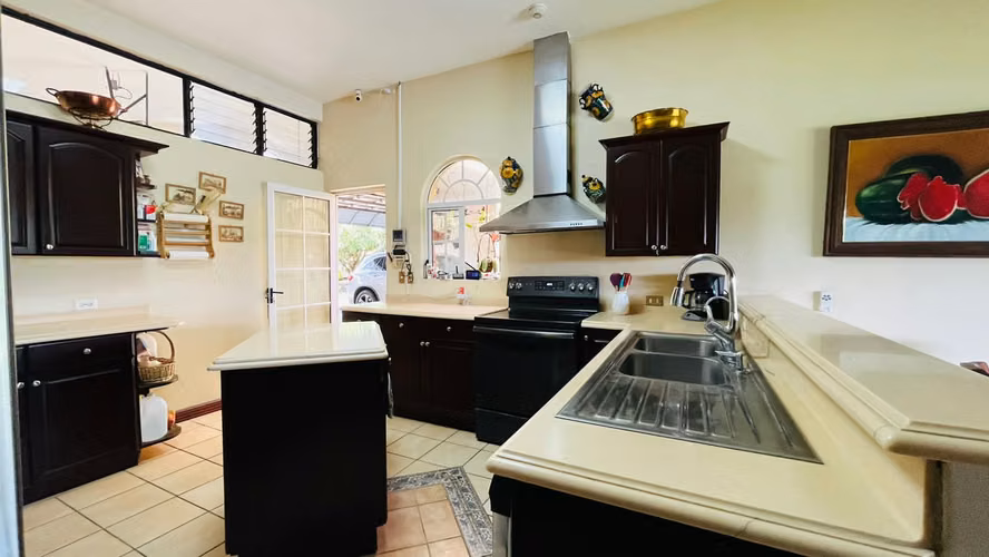 Venta. Ciudad Colón. Lujo, paz, hermosos jardines en una planta. - Imagen 13