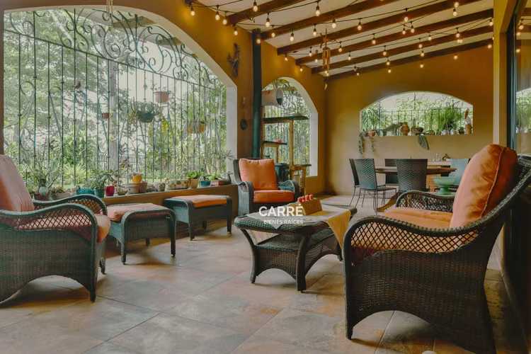 Casa de un nivel rodeada de jardines, en condominio.