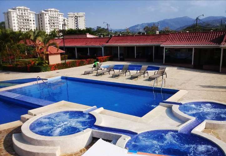 VENTA DE VILLA EQUIPADA EN CONDOMINIO JACO CENTRO A 75 MTS DEL MAR