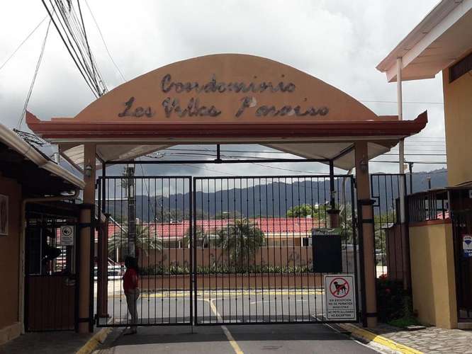 VENTA DE VILLA EQUIPADA EN CONDOMINIO JACO CENTRO A 75 MTS DEL MAR