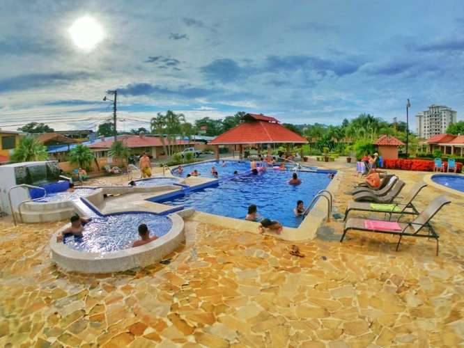 VENTA DE VILLA EQUIPADA EN CONDOMINIO JACO CENTRO A 75 MTS DEL MAR