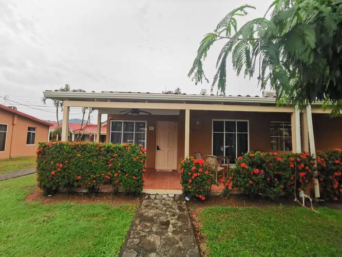 VENTA DE VILLA EQUIPADA EN CONDOMINIO JACO CENTRO A 75 MTS DEL MAR