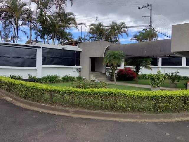 Alquiler de casa independiente de una planta con uso de suelo. Granadilla, Curridabat (SV)