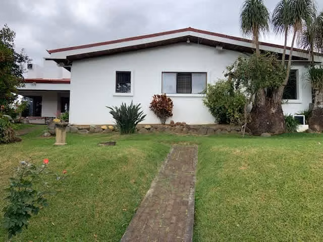 Alquiler de casa independiente de una planta con uso de suelo. Granadilla, Curridabat (SV)