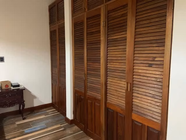 Venta de casa independiente con uso de suelo mixto. Granadilla, Curridabat
