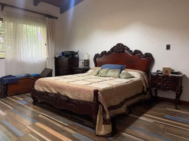 Venta de casa independiente con uso de suelo mixto. Granadilla, Curridabat