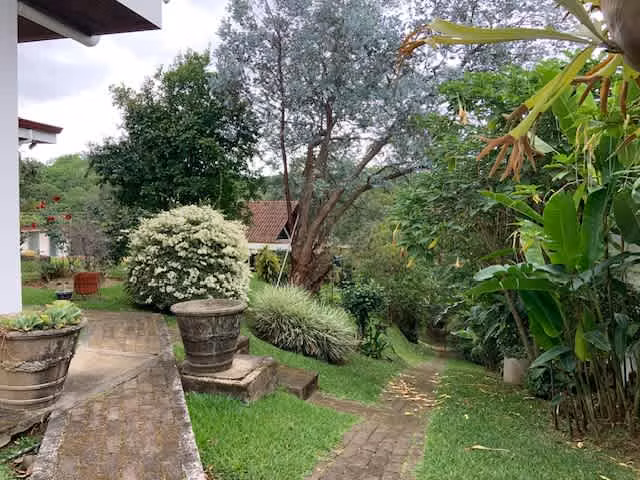 Venta de casa independiente con uso de suelo mixto. Granadilla, Curridabat