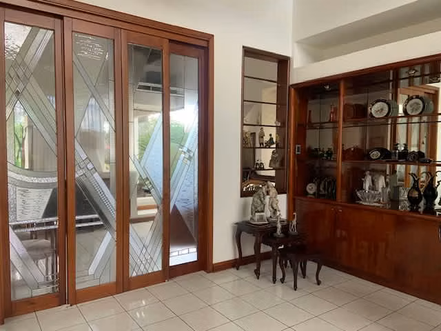 Venta de casa independiente con uso de suelo mixto. Granadilla, Curridabat