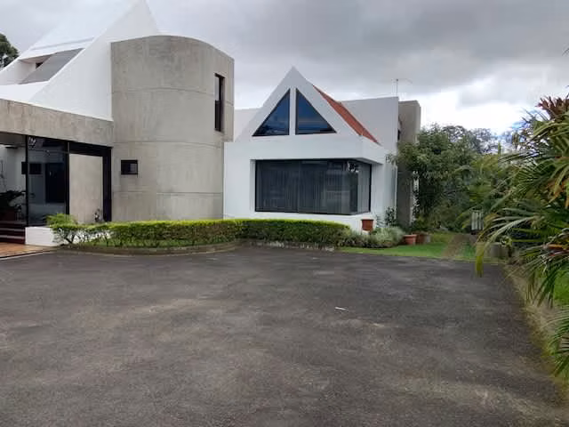 Venta de casa independiente con uso de suelo mixto. Granadilla, Curridabat