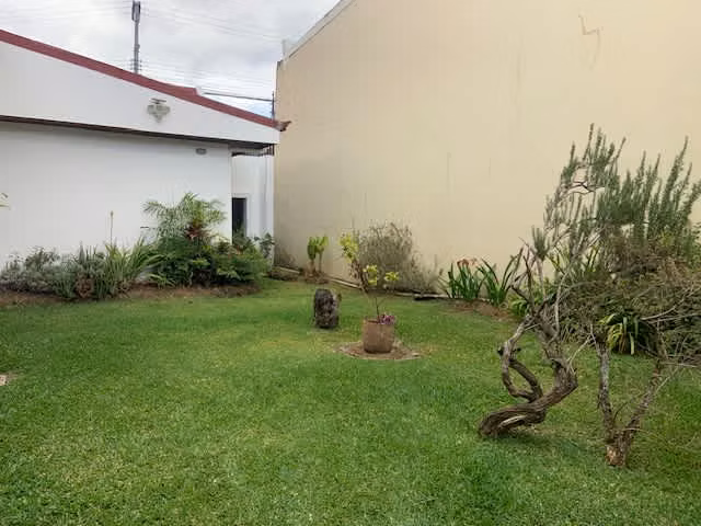 Venta de casa independiente con uso de suelo mixto. Granadilla, Curridabat