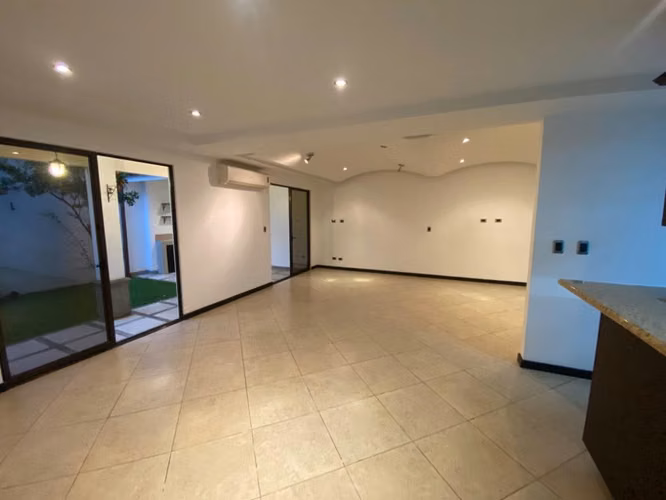 CASA OPORTUNIDAD EN SANTA ANA
