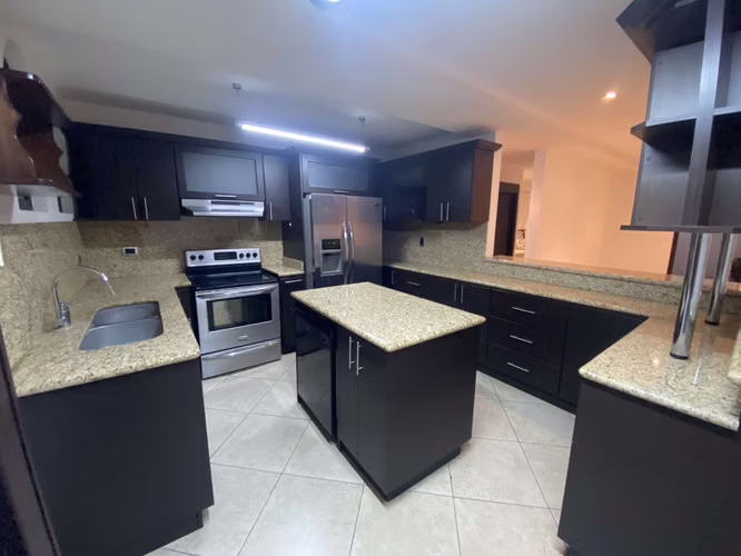 CASA OPORTUNIDAD EN SANTA ANA