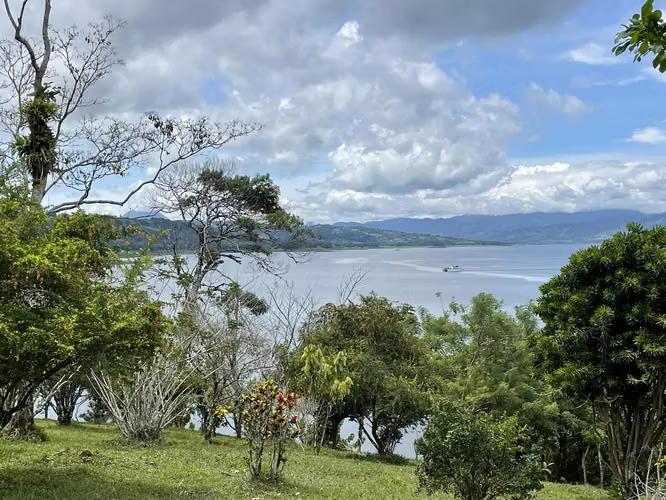Terreno en Nuevo Arenal Guanacaste-Acceso al Lago y vista al Volcán