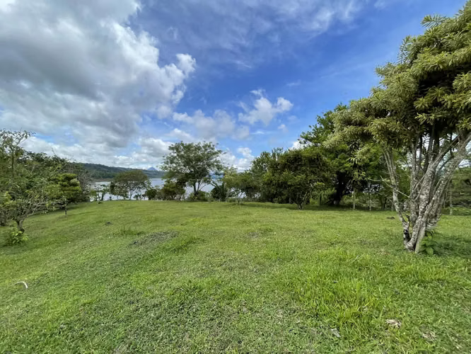 Terreno en Nuevo Arenal Guanacaste-Acceso al Lago y vista al Volcán